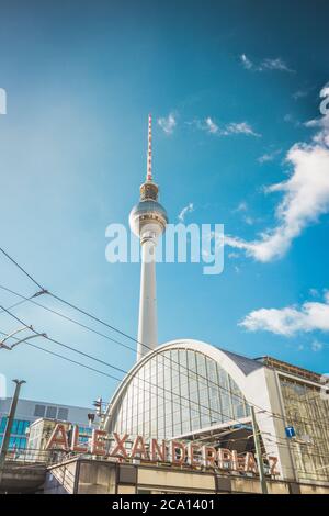 Schild am Alexanderplatz Hauptbahnhof mit dem berühmten Fernsehturm im Hintergrund in Berlin. Stockfoto