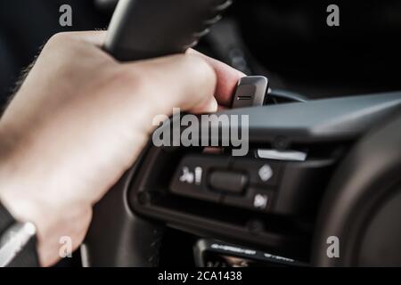 Thema Fahrzeugtechnik. Lenkrad-Schaltwippen Gangwechsel im modernen Fahrzeug. Automatikgetriebe. Stockfoto