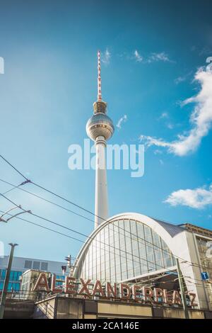 Schild am Alexanderplatz Hauptbahnhof mit dem berühmten Fernsehturm im Hintergrund in Berlin. Stockfoto