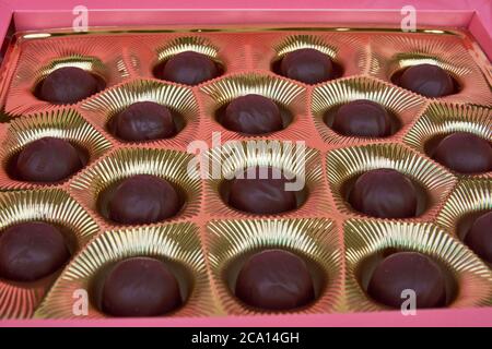 Schokoladen-Bonbons in roter Schachtel. Gruppe von köstlichen Schokolade Pralinen Stockfoto