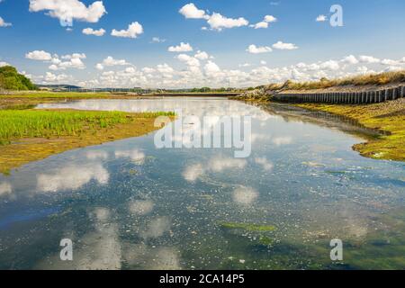 Wolken spiegeln sich im Gezeitenbecken Stockfoto