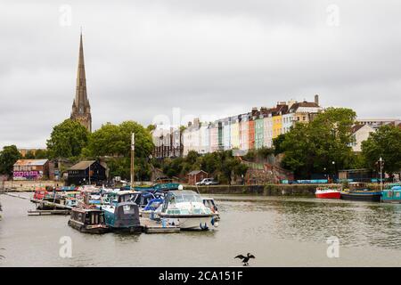 Boote und Lastkähne vertäuten im Hafen von Bristol mit der St. Mary Redcliffe Kirche und den farbenfrohen Häusern der Redcliffe Parade. Bristol England. Juli 2020 Stockfoto