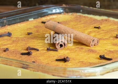 Canjica Curau. Typische brasilianische Junina Party Süßigkeiten. Rustikaler Holzhintergrund. Brasilianisches Dessert. Nahaufnahme Stockfoto