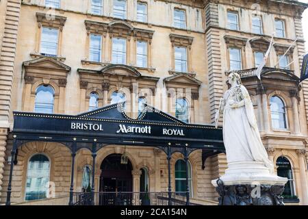 Statue der Königin Victoria vor dem Marriott Bristol Royal Hotel. College Green, Bristol, England. Juli 2020 Stockfoto