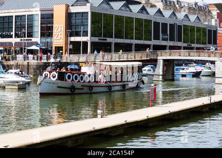 Das Ausflugsboot „Tower Belle“ fährt unter der Pero’s Bridge in den Hafen von Bristol. Bristol, England. Juli 2020 Stockfoto