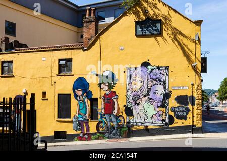 Wandgemälde auf der Seite des öffentlichen Hauses der drei Tuns, Partition Street, Bristol, England. Juli 2020 Stockfoto