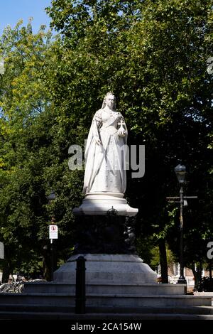 Statue der Königin Victoria vor dem Bristol Royal Marriott Hotel, College Green, Bristol, England. Juli 2020 Stockfoto