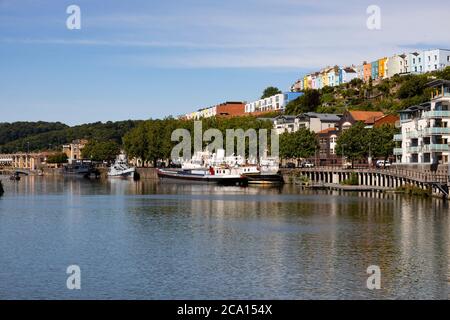 Bunte Häuser auf Cliftonwood Crescent, Bristol, England. Juli 2020, Stockfoto