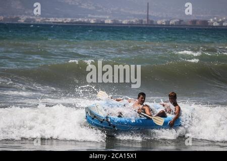 Malaga, Spanien. August 2020. An den Stränden von Pedregalejo in Malaga haben junge Leute Spaß in den Wellen des Meeres während der afrikanischen Hitzewelle im Wasser des Strandes. Kredit: Lorenzo Carnero/ZUMA Wire/Alamy Live Nachrichten Stockfoto