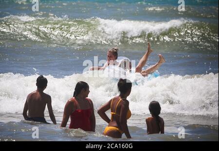 Malaga, Spanien. August 2020. An den Stränden von Pedregalejo in Malaga haben junge Leute Spaß in den Wellen des Meeres während der afrikanischen Hitzewelle im Wasser des Strandes. Kredit: Lorenzo Carnero/ZUMA Wire/Alamy Live Nachrichten Stockfoto