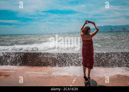 Malaga, Spanien. August 2020. Im Carmen Spa kommen Zuschauer, um Fotos an der Wellenbrechermauer zu machen. Kredit: Lorenzo Carnero/ZUMA Wire/Alamy Live Nachrichten Stockfoto