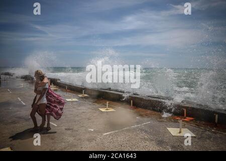 Malaga, Spanien. August 2020. Im Carmen Spa kommen Zuschauer, um Fotos an der Wellenbrechermauer zu machen. Kredit: Lorenzo Carnero/ZUMA Wire/Alamy Live Nachrichten Stockfoto