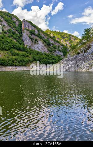 Die Schlucht des Uvac-Flusses schlängelt sich im Südwesten Serbiens. Stockfoto