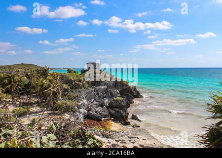 Ruinen von Tulum an der Küste des Karibischen Meeres, Yuacatan, Mexiko. Maya-Website beliebt für Touristen.Blick auf Templo Dios del Viento (Gott der Winde Tempel), Sand Stockfoto