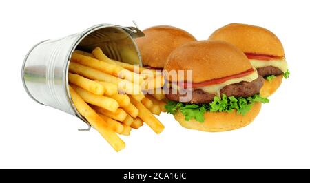 Gruppe von Cheeseburger-Sliders in Brioche-Brötchen und ein getippter Miniatur-Eimer mit Pommes auf weißem Hintergrund Stockfoto