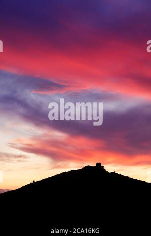 Trikotsova Schloss in der Mani Halbinsel von Griechenland vor einem dramatischen Abendhimmel silhouetted Stockfoto