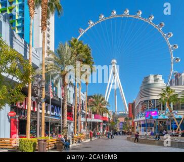 High Roller, Las Vegas. Geschäfte, Bars und Restaurants auf der Linq Promenade mit Blick auf das High Roller Riesenrad, Las Vegas, Nevada, USA Stockfoto