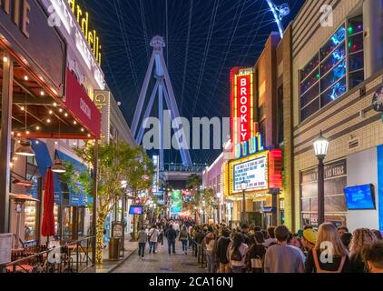 Die Linq Promenade bei Nacht. Massen von Menschen Schlange stehen, um in den Brooklyn Bowl, die Linq Promenade, Las Vegas, Nevada, USA zu bekommen Stockfoto