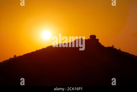 Silhouette der Burg Trikotsova in der Nähe von Haravgi Dorf in Messinias Region des Peloponnes von Griechenland Stockfoto