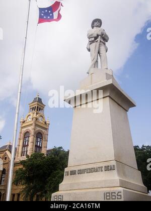 Wenige Fuß von der Staatslinie bei Texarkana gibt es ein konderates monumanet ', um loyale Konföderierte heraus ' mit einer Statue des ' Mutter '. Unten 'große konföderierte Mütter, wir würden Ihre Namen auf Monumente malen, damit die Männer sie als die Jahre von lesen und Tribut zu zahlen, um Sie, die gegangen und zurückgegeben Helden-Söhne und gab ihnen Trost an diesem dunkelsten Tag, als sie nach Hause kamen mit broen Schwert.' Stockfoto