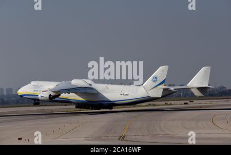 Lod, Israel. August 2020. Der größte Flugzeugträger der Welt, eine Antonov an-225, landet am Montag, den 3. August 2020, am Ben Gurion Airport in Lod bei Tel Aviv. Das ukrainische Frachtflugzeug trägt US-Militär Oshkosh Lastwagen, um mit dem israelischen Rafael's Iron Dome Raketenabwehrsysteme ausgestattet werden. Die Eisernen Kuppeln werden verwendet, um US-Truppen gegen eine Reihe ballistischer Bedrohungen zu verteidigen. Foto von Debbie Hill/UPI Kredit: UPI/Alamy Live Nachrichten Stockfoto