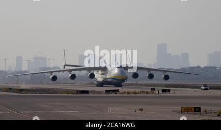 Lod, Israel. August 2020. Der größte Flugzeugträger der Welt, eine Antonov an-225, landet am Montag, den 3. August 2020, am Ben Gurion Airport in Lod bei Tel Aviv. Das ukrainische Frachtflugzeug trägt US-Militär Oshkosh Lastwagen, um mit dem israelischen Rafael's Iron Dome Raketenabwehrsysteme ausgestattet werden. Die Eisernen Kuppeln werden verwendet, um US-Truppen gegen eine Reihe ballistischer Bedrohungen zu verteidigen. Foto von Debbie Hill/UPI Kredit: UPI/Alamy Live Nachrichten Stockfoto