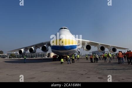 Lod, Israel. August 2020. Der größte Flugzeugträger der Welt, eine Antonov an-225, landet am Montag, den 3. August 2020, am Ben Gurion Airport in Lod bei Tel Aviv. Das ukrainische Frachtflugzeug trägt US-Militär Oshkosh Lastwagen, um mit dem israelischen Rafael's Iron Dome Raketenabwehrsysteme ausgestattet werden. Die Eisernen Kuppeln werden verwendet, um US-Truppen gegen eine Reihe ballistischer Bedrohungen zu verteidigen. Foto von Debbie Hill/UPI Kredit: UPI/Alamy Live Nachrichten Stockfoto