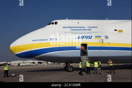 Lod, Israel. August 2020. Der größte Flugzeugträger der Welt, eine Antonov an-225, landet am Montag, den 3. August 2020, am Ben Gurion Airport in Lod bei Tel Aviv. Das ukrainische Frachtflugzeug trägt US-Militär Oshkosh Lastwagen, um mit dem israelischen Rafael's Iron Dome Raketenabwehrsysteme ausgestattet werden. Die Eisernen Kuppeln werden verwendet, um US-Truppen gegen eine Reihe ballistischer Bedrohungen zu verteidigen. Foto von Debbie Hill/UPI Kredit: UPI/Alamy Live Nachrichten Stockfoto