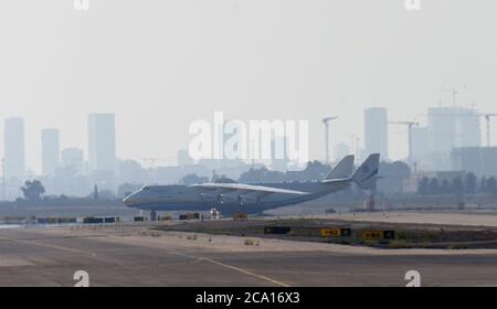 Lod, Israel. August 2020. Der größte Flugzeugträger der Welt, eine Antonov an-225, landet am Montag, den 3. August 2020, am Ben Gurion Airport in Lod bei Tel Aviv. Das ukrainische Frachtflugzeug trägt US-Militär Oshkosh Lastwagen, um mit dem israelischen Rafael's Iron Dome Raketenabwehrsysteme ausgestattet werden. Die Eisernen Kuppeln werden verwendet, um US-Truppen gegen eine Reihe ballistischer Bedrohungen zu verteidigen. Foto von Debbie Hill/UPI Kredit: UPI/Alamy Live Nachrichten Stockfoto