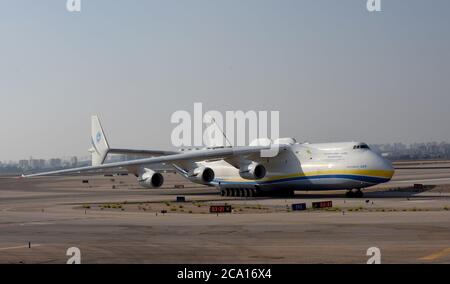 Lod, Israel. August 2020. Der größte Flugzeugträger der Welt, eine Antonov an-225, landet am Montag, den 3. August 2020, am Ben Gurion Airport in Lod bei Tel Aviv. Das ukrainische Frachtflugzeug trägt US-Militär Oshkosh Lastwagen, um mit dem israelischen Rafael's Iron Dome Raketenabwehrsysteme ausgestattet werden. Die Eisernen Kuppeln werden verwendet, um US-Truppen gegen eine Reihe ballistischer Bedrohungen zu verteidigen. Foto von Debbie Hill/UPI Kredit: UPI/Alamy Live Nachrichten Stockfoto