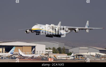 Lod, Israel. August 2020. Der größte Flugzeugträger der Welt, eine Antonov an-225, landet am Montag, den 3. August 2020, am Ben Gurion Airport in Lod bei Tel Aviv. Das ukrainische Frachtflugzeug trägt US-Militär Oshkosh Lastwagen, um mit dem israelischen Rafael's Iron Dome Raketenabwehrsysteme ausgestattet werden. Die Eisernen Kuppeln werden verwendet, um US-Truppen gegen eine Reihe ballistischer Bedrohungen zu verteidigen. Foto von Debbie Hill/UPI Kredit: UPI/Alamy Live Nachrichten Stockfoto