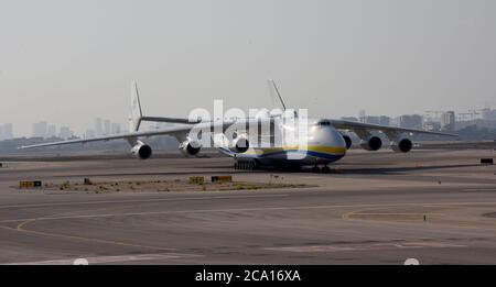 Lod, Israel. August 2020. Der größte Flugzeugträger der Welt, eine Antonov an-225, landet am Montag, den 3. August 2020, am Ben Gurion Airport in Lod bei Tel Aviv. Das ukrainische Frachtflugzeug trägt US-Militär Oshkosh Lastwagen, um mit dem israelischen Rafael's Iron Dome Raketenabwehrsysteme ausgestattet werden. Die Eisernen Kuppeln werden verwendet, um US-Truppen gegen eine Reihe ballistischer Bedrohungen zu verteidigen. Foto von Debbie Hill/UPI Kredit: UPI/Alamy Live Nachrichten Stockfoto