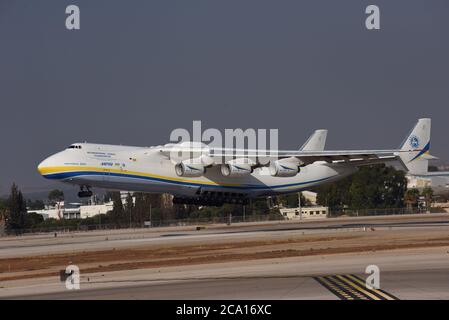 Lod, Israel. August 2020. Der größte Flugzeugträger der Welt, eine Antonov an-225, landet am Montag, den 3. August 2020, am Ben Gurion Airport in Lod bei Tel Aviv. Das ukrainische Frachtflugzeug trägt US-Militär Oshkosh Lastwagen, um mit dem israelischen Rafael's Iron Dome Raketenabwehrsysteme ausgestattet werden. Die Eisernen Kuppeln werden verwendet, um US-Truppen gegen eine Reihe ballistischer Bedrohungen zu verteidigen. Foto von Debbie Hill/UPI Kredit: UPI/Alamy Live Nachrichten Stockfoto