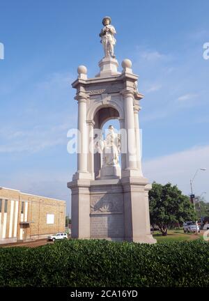 Wenige Fuß von der Staatslinie bei Texarkana gibt es ein konderates monumanet ', um loyale Konföderierte heraus ' mit einer Statue des ' Mutter '. Unten 'große konföderierte Mütter, wir würden Ihre Namen auf Monumente malen, damit die Männer sie als die Jahre von lesen und Tribut zu zahlen, um Sie, die gegangen und zurückgegeben Helden-Söhne und gab ihnen Trost an diesem dunkelsten Tag, als sie nach Hause kamen mit broen Schwert.' Stockfoto