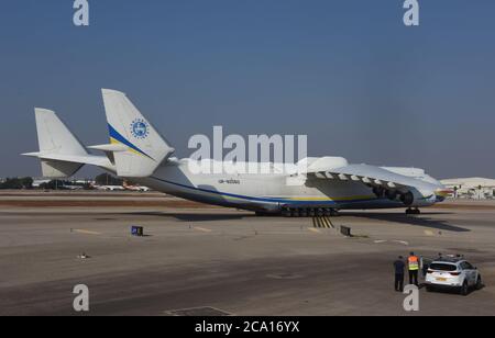 Lod, Israel. August 2020. Der größte Flugzeugträger der Welt, eine Antonov an-225, landet am Montag, den 3. August 2020, am Ben Gurion Airport in Lod bei Tel Aviv. Das ukrainische Frachtflugzeug trägt US-Militär Oshkosh Lastwagen, um mit dem israelischen Rafael's Iron Dome Raketenabwehrsysteme ausgestattet werden. Die Eisernen Kuppeln werden verwendet, um US-Truppen gegen eine Reihe ballistischer Bedrohungen zu verteidigen. Foto von Debbie Hill/UPI Kredit: UPI/Alamy Live Nachrichten Stockfoto