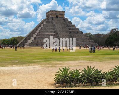 Touristischer Besuch Tempel von Kukulcan in der archäologischen Stätte von Chichen Itza, Yuacatan, Mexiko.berühmte Maya-Stadt und Pyramide.eine der am meisten besuchten ein Stockfoto