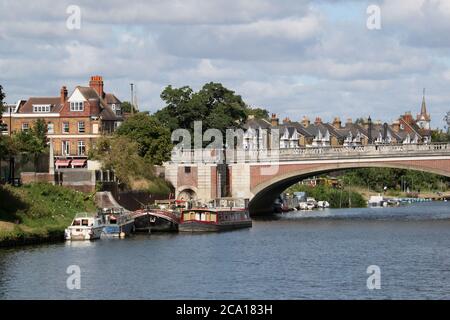 Hampton Court Bridge, Themse, East Molesey, Surrey, England, Großbritannien, USA, UK, Europa Stockfoto