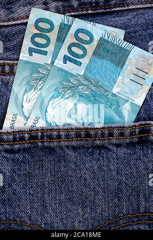 Zweihundert echte, brasilianische Geld, in Jeans Tasche Stockfoto