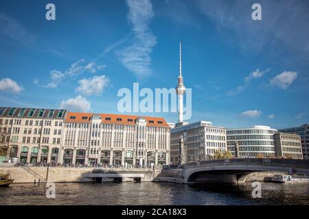 Friedrichsbrücke über die Spree und Berliner Fernsehturm im Hintergrund in Berlin, Deutschland. Stockfoto