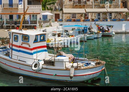 Fischerboote vertäuten im Hafen des Dorfes Agios Nikolaos in Messinia auf dem südlichen Peloponnes Griechenlands Stockfoto