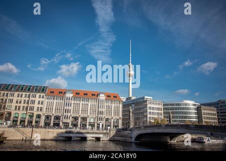 Friedrichsbrücke über die Spree und Berliner Fernsehturm im Hintergrund in Berlin, Deutschland. Stockfoto