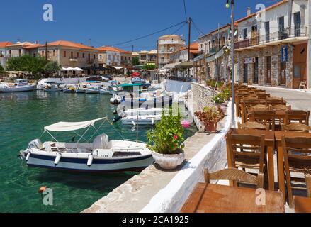 Das Fischerdorf Agios Nikolaos auf der Halbinsel Mani auf dem südlichen Peloponnes Griechenlands Stockfoto