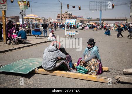 El Alto, Bolivien. August 2020. Eine Gruppe von Demonstranten blockiert die Hauptstraße nach La Paz und fordert die Präsidentschaftswahl am 6. September 2020. Radoslaw Czajkowski/ Alamy Live News Stockfoto