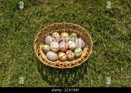 Voller Hintergrund von bunten, handbemalten Ostereiern. Ostereier in einem Holzkorb.Frühlingsdekoration. Bemalte Ostereier.Festliche Tradition.Selecti Stockfoto