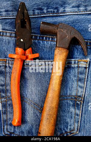 Schmutzige Werkzeuge in der Jeans-Tasche Stockfoto