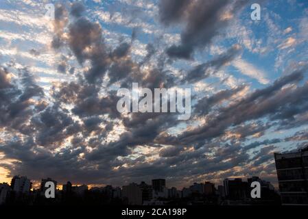 Skyline von Buenos Aires, Argentinien, mit einem dramatischen Sonnenuntergang Himmel. Dunkelgraue und weiße Wolken über einem blauen Himmel, einzigartige Wolkenlandschaft Stockfoto