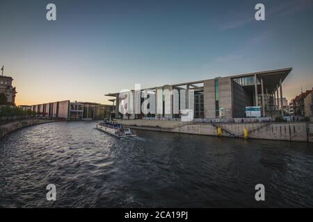 Marie-Elisabeth-Lüders-Haus an der Spree in Berlin. Stockfoto