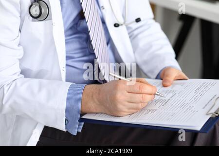 Arzt für männliche Medizin Hand mit silberfarbenem Stift Stockfoto