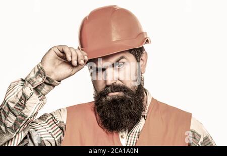 Nahaufnahme des Baumeisters im Helm. Baumeister im Hut, Vorarbeiter oder Reparaturmeister im Helm. Baumeister, Industrie. Bärtiger Arbeiter mit Bart in Stockfoto