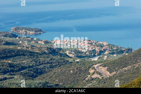 Blick auf die Küstenstadt Kardamili im südlichen Peloponnes Griechenlands Stockfoto